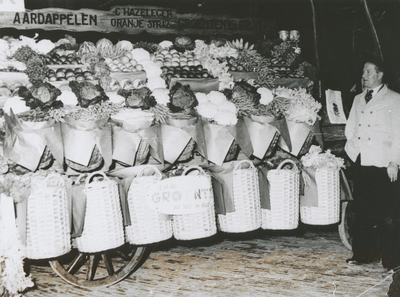 875319 Portret van groentehandelaar Cornelis Hazeleger (Oranjestraat 12) in Wijk C te Utrecht, bij zijn prijswinnende ...
